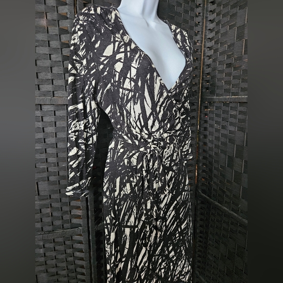 Banana Republic Wrap Dress Black and Cream - Picture 2 of 6